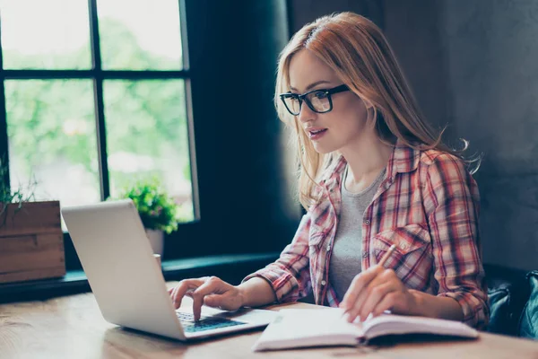 Portrait de jeune informaticien occupé, travaillant au poste de travail sur comp — Photo