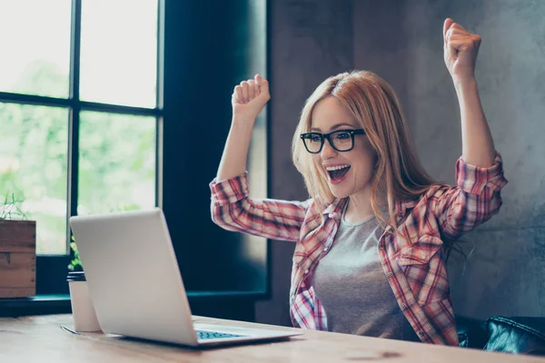 Färdigt arbete. Ung, Blond, specialist jubel henne färdig — Stockfoto