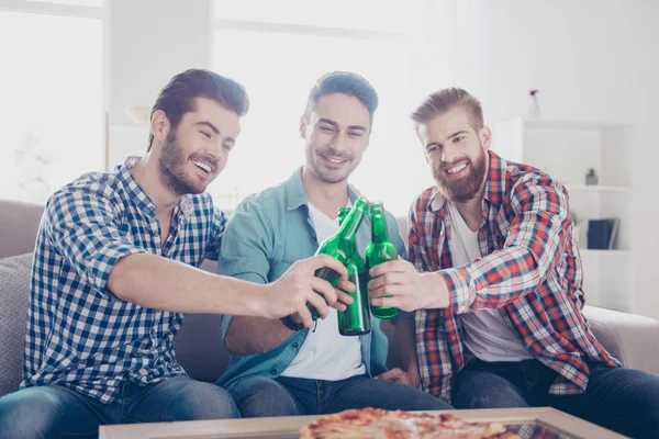 Prost Männer! Junggesellenleben. Nahaufnahme von drei glücklichen Freunden — Stockfoto