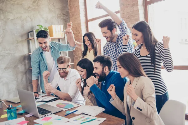 Concepto de éxito y trabajo en equipo. Grupo de socios comerciales con r — Foto de Stock