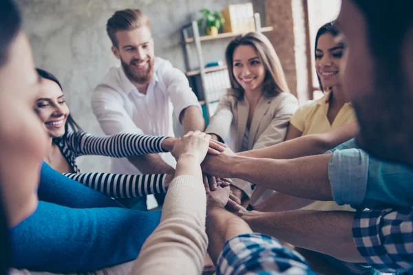 Σύλληψη του επιτυχημένη teambuilding. Περικοπεί στενή μέχρι φωτογραφία — Φωτογραφία Αρχείου