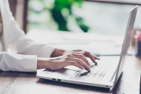 Concetto di avere un lavoro remoto. Close up foto ritagliata della donna — Foto Stock