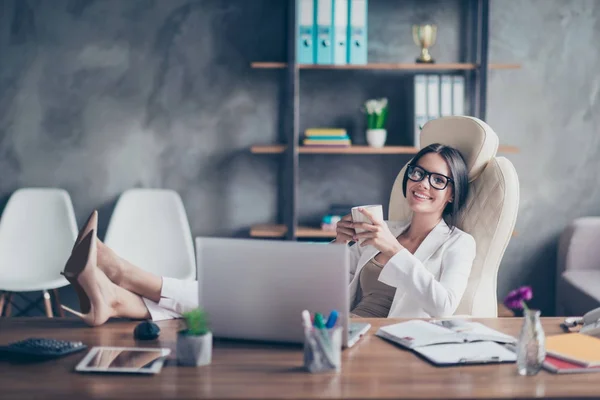 Descuidado relaxado alegre positivo bonito freelancer bonito é — Fotografia de Stock