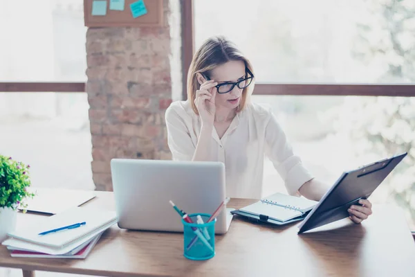 Gekwalificeerde slimme intelligente vrouwelijke baas is zorgvuldig analyseren — Stockfoto