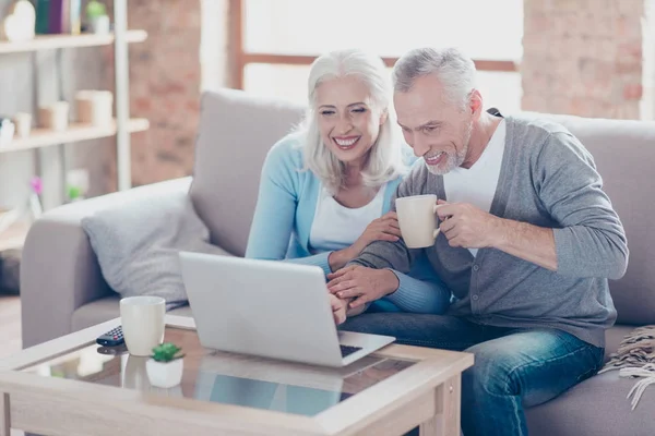 Preciosa pareja de dos personas mayores están sentados en un sofá en hom — Foto de Stock