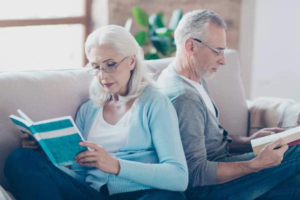妻と夫の素敵なカップルは、グラスと本を読んでいます。 — ストック写真