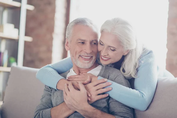 De cerca foto de feliz alegre hermosa pareja de ancianos wh —  Fotos de Stock