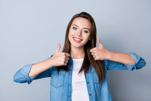 De cerca retrato de feliz, amable, bonito, lindo gerente seguro de sí mismo —  Fotos de Stock