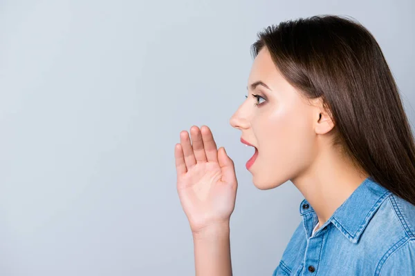 He, luister hier! Zijaanzicht portret van aantrekkelijke woma close-up — Stockfoto