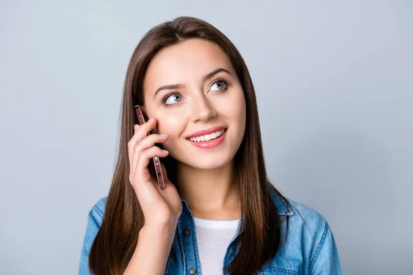 Közelről portré, fiatal, barna lány, beszél szúró telefon — Stock Fotó