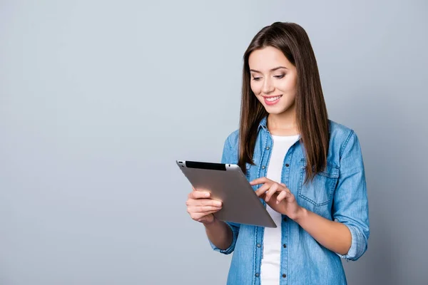 Gros plan portrait de sourire femme réussie en tenue décontractée l — Photo