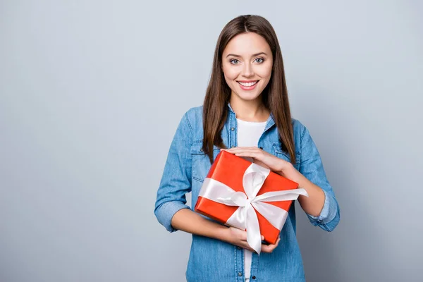 Retrato de una joven y feliz cumpleañera con un regalo en rojo — Foto de Stock