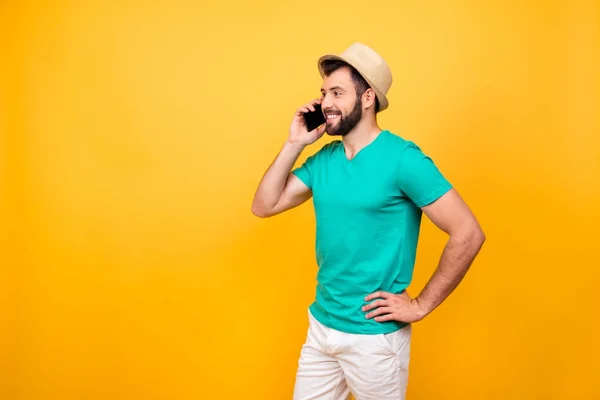 Feliz alegre sorrindo homem em roupa casual está falando no telefone , — Fotografia de Stock