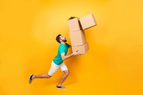 El hombre nervioso divertido está llevando sus cosas en cajas a la recientemente — Foto de Stock