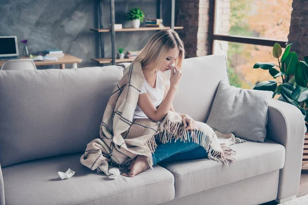 Несчастная уставшая женщина сидит дома на диване. Она может. — стоковое фото