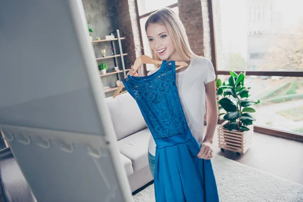 Ich möchte dieses elegante schöne blaue Kleid tragen! hübsch lächelnd — Stockfoto