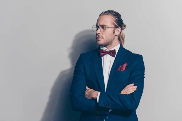 Porträt eines eleganten bärtigen Mannes mit Brille, blauer Jacke, weiss — Stockfoto