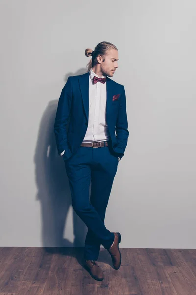 Ganzkörperporträt eines attraktiven, atemberaubenden Mannes im blauen Anzug mit Witz — Stockfoto