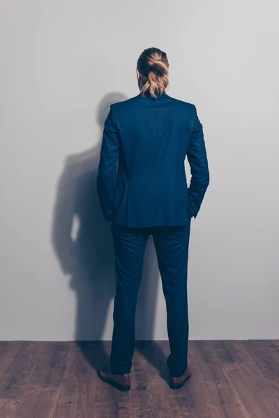 Vista posteriore a tutta lunghezza di un uomo in piedi vicino al muro grigio, wea — Foto Stock