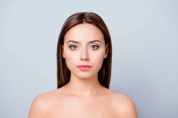 Close up retrato de jovem mulher encantadora confiante com ha escuro — Fotografia de Stock