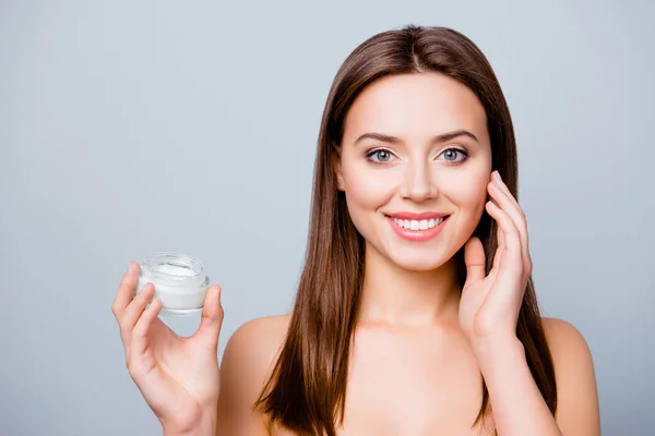 Concept of using moisturizing cream before going to bed. Beautif — Stock Photo, Image