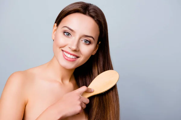 Concetto di capelli sani e buoni. Bella donna affascinante wi — Foto Stock