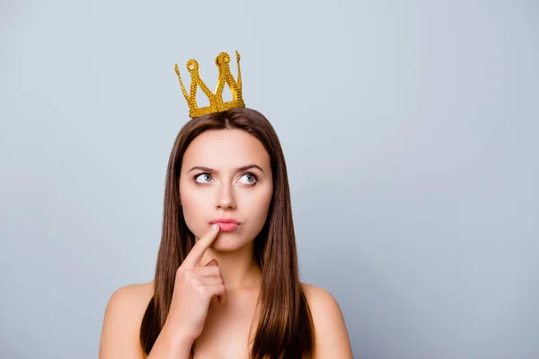 Mooie peinzende jonge vrouw met een kroon op haar hoofd niet k — Stockfoto
