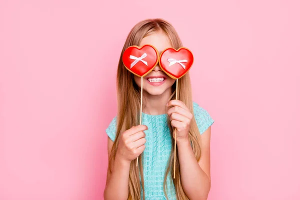 Retrato de bonito brincalhão sonhador com dente sorrir menina bonita — Fotografia de Stock