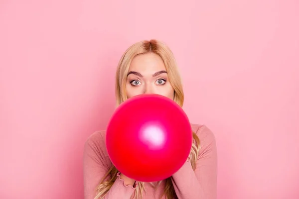 Närbild porträtt av en rolig kvinna blåsa en röd ballong för p — Stockfoto