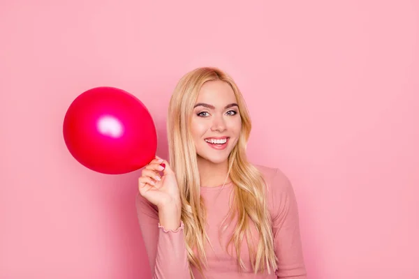 Close up retrato de mulher feliz levantou a mão com balão, po — Fotografia de Stock