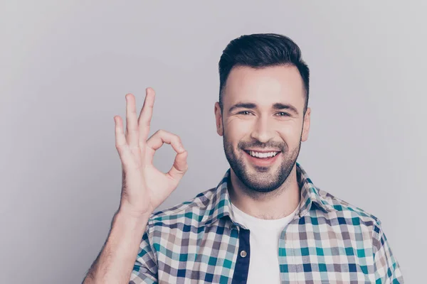 Portrait rapproché d'un homme attrayant et souriant en chemise à carreaux — Photo