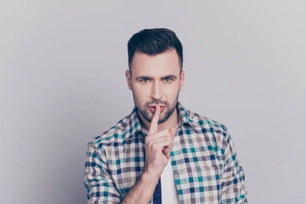 Shhh! Retrato de homem atraente com cerdas em camisa quadriculada — Fotografia de Stock