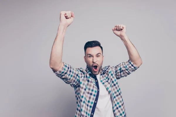 Incroyable brunet guy avec soies dans casual à carreaux chemise celebra — Photo