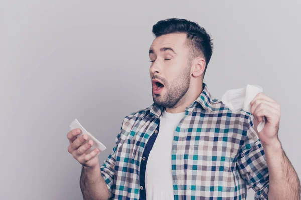 Närbild porträtt av attraktiva man nysa med öppna munnen prep — Stockfoto