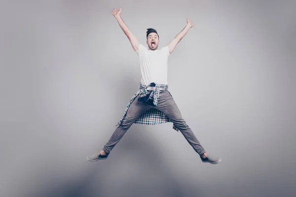 La felicidad, la libertad, el movimiento y el concepto de la gente - atractivo feliz —  Fotos de Stock