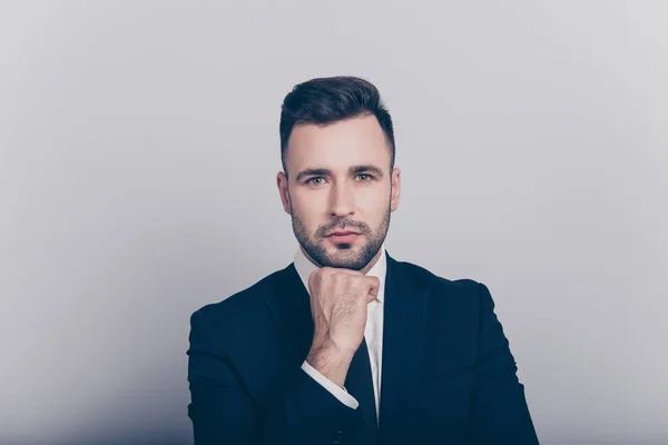 Retrato de impresionante jefe en chaqueta azul sosteniendo puño bajo el — Foto de Stock