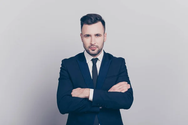 Retrato de joven impresionante director con estilo en chaqueta azul, para — Foto de Stock