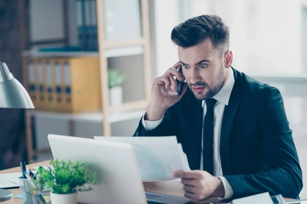 Porträt von attraktiven professionellen Brunet fragte Buchhalter w — Stockfoto