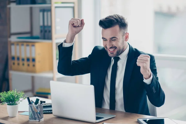 Portret van jonge, glimlachen, aantrekkelijk, zeker finansist in t — Stockfoto