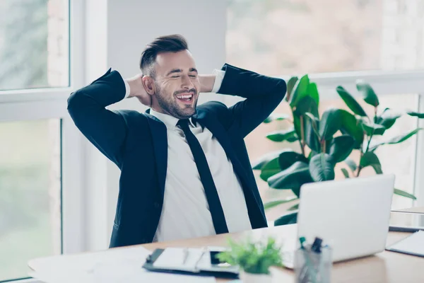 Retrato de un joven, sonriente y atractivo economista de chaqueta azul , — Foto de Stock