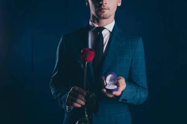 Close up metade rosto retrato do homem em desgaste formal, segurando em — Fotografia de Stock