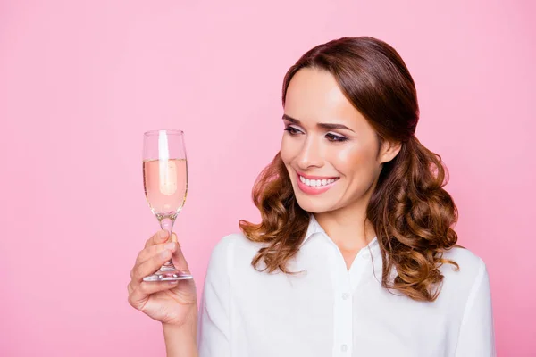 Primer plano retrato de hermosa mujer alegre y encantadora con toot — Foto de Stock