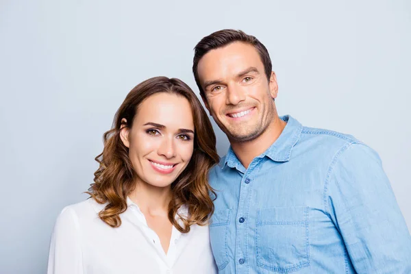 Hij vs ze gelukkig samen. Close-up van portret van vertrouwen, schattig, — Stockfoto