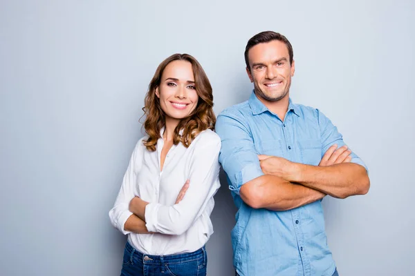 Hij vs ze gelukkig samen. Portret van aantrekkelijke, close-up cauca — Stockfoto