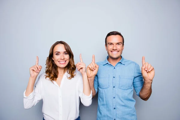 Werbekonzept. Porträt der kaukasischen, süßen, attraktiven, — Stockfoto