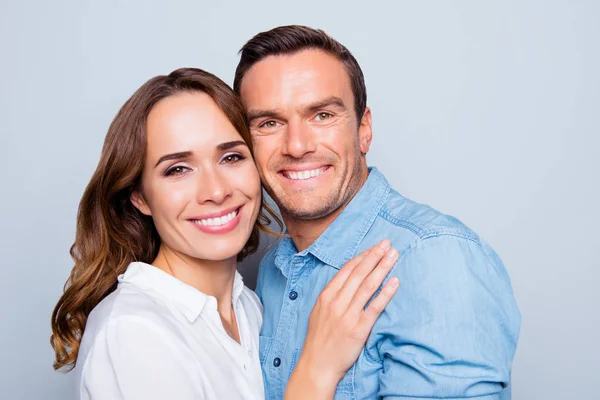 Portret van volwassen, volwassen, aantrekkelijk, leuk, mooie cou close-up — Stockfoto