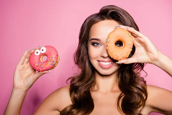 Lustige entzückende charmante Mädchen mit strahlendem Lächeln halten leckere tun — Stockfoto