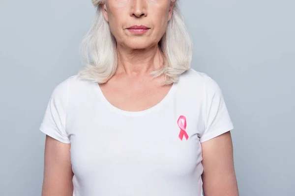 Media cara retrato recortado de mujer en camiseta blanca con pecho — Foto de Stock