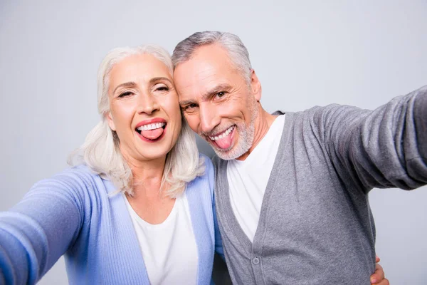 Loco funky divertido viejo pareja están tomando selfie usando smartph —  Fotos de Stock