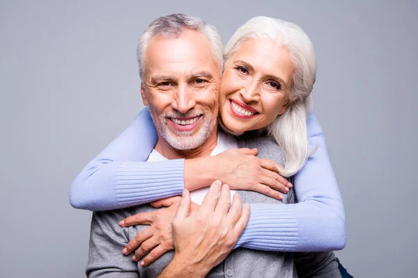 Primer plano retrato de feliz pareja de ancianos excitados, son embra —  Fotos de Stock